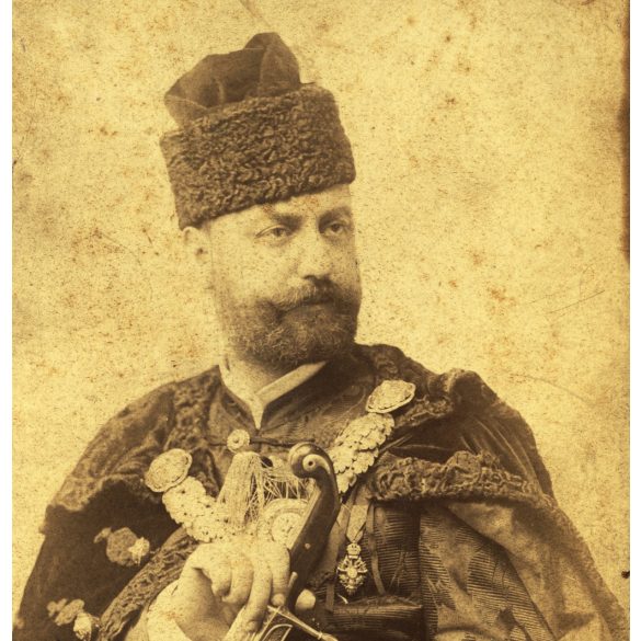 Nagyobb méret, Strelisky műterem, Budapest, ifjabb Perczel Mór (1848-1888) díszmagyarban, Perczel Mór tábornok fia, főnemes, kard, ismert, vasúti mérnök, kitüntetés, érdemrend, monarchia, 1880-as évek, Eredeti kabinetfotó, foltos, tű ütötte lyukkal. 