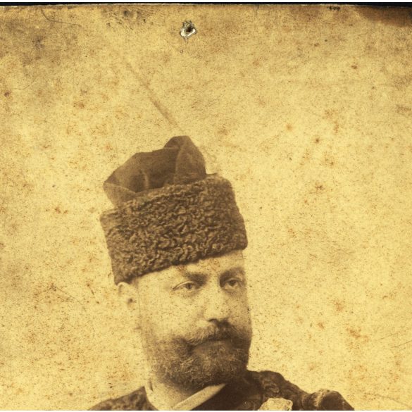 Nagyobb méret, Strelisky műterem, Budapest, ifjabb Perczel Mór (1848-1888) díszmagyarban, Perczel Mór tábornok fia, főnemes, kard, ismert, vasúti mérnök, kitüntetés, érdemrend, monarchia, 1880-as évek, Eredeti kabinetfotó, foltos, tű ütötte lyukkal. 