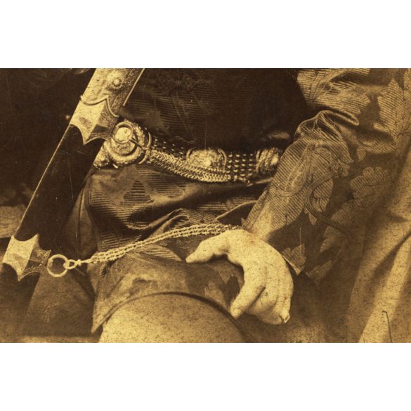 Nagyobb méret, Strelisky műterem, Budapest, ifjabb Perczel Mór (1848-1888) díszmagyarban, Perczel Mór tábornok fia, főnemes, kard, ismert, vasúti mérnök, kitüntetés, érdemrend, monarchia, 1880-as évek, Eredeti kabinetfotó, foltos, tű ütötte lyukkal. 