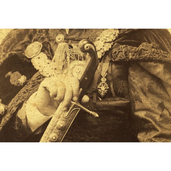 Nagyobb méret, Strelisky műterem, Budapest, ifjabb Perczel Mór (1848-1888) díszmagyarban, Perczel Mór tábornok fia, főnemes, kard, ismert, vasúti mérnök, kitüntetés, érdemrend, monarchia, 1880-as évek, Eredeti kabinetfotó, foltos, tű ütötte lyukkal. 