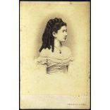 Borsos és Doctor műterem, Pest, Fackh Gedőné Pöltenberg Helén portréja, Pöltenberg Ernő aradi vértanú lánya, elegáns nő, medál, főnemes,  monarchia, 1860-as évek, Eredeti, hátulján feliratozott kabinetfotó.  