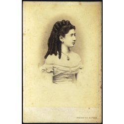   Borsos és Doctor műterem, Pest, Fackh Gedőné Pöltenberg Helén portréja, Pöltenberg Ernő aradi vértanú lánya, elegáns nő, medál, főnemes,  monarchia, 1860-as évek, Eredeti, hátulján feliratozott kabinetfotó.  