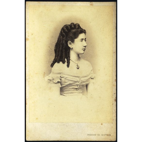 Borsos és Doctor műterem, Pest, Fackh Gedőné Pöltenberg Helén portréja, Pöltenberg Ernő aradi vértanú lánya, elegáns nő, medál, főnemes,  monarchia, 1860-as évek, Eredeti, hátulján feliratozott kabinetfotó.  