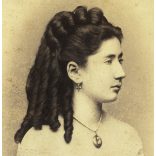 Borsos és Doctor műterem, Pest, Fackh Gedőné Pöltenberg Helén portréja, Pöltenberg Ernő aradi vértanú lánya, elegáns nő, medál, főnemes,  monarchia, 1860-as évek, Eredeti, hátulján feliratozott kabinetfotó.  