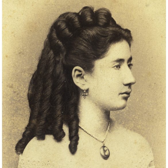 Borsos és Doctor műterem, Pest, Fackh Gedőné Pöltenberg Helén portréja, Pöltenberg Ernő aradi vértanú lánya, elegáns nő, medál, főnemes,  monarchia, 1860-as évek, Eredeti, hátulján feliratozott kabinetfotó.  