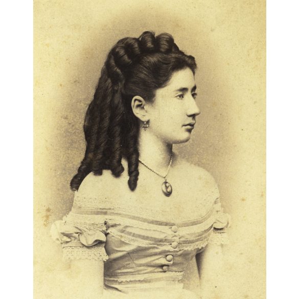 Borsos és Doctor műterem, Pest, Fackh Gedőné Pöltenberg Helén portréja, Pöltenberg Ernő aradi vértanú lánya, elegáns nő, medál, főnemes,  monarchia, 1860-as évek, Eredeti, hátulján feliratozott kabinetfotó.  