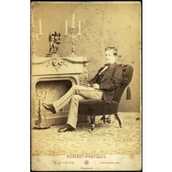   Kozics műterem, Pozsony (Pressburg), Felvidék, elegáns fiatal férfi szivarral, retusált bajusz,  helytörténet, monarchia, 1867, 1860-as évek, Eredeti kabinetfotó. 