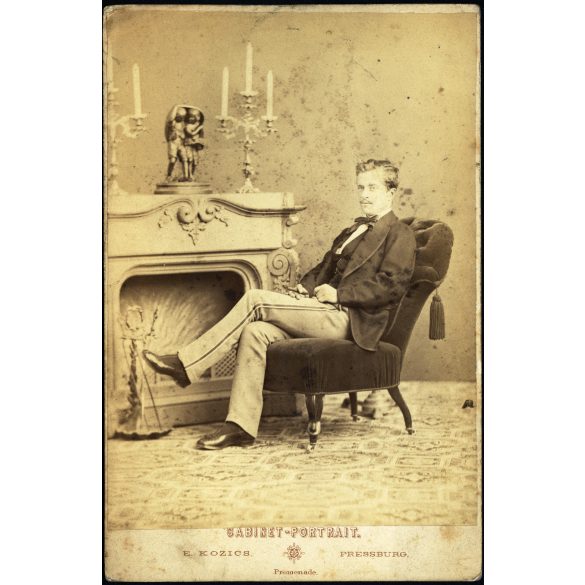 Kozics műterem, Pozsony (Pressburg), Felvidék, elegáns fiatal férfi szivarral, retusált bajusz,  helytörténet, monarchia, 1867, 1860-as évek, Eredeti kabinetfotó. 