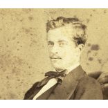 Kozics műterem, Pozsony (Pressburg), Felvidék, elegáns fiatal férfi szivarral, retusált bajusz,  helytörténet, monarchia, 1867, 1860-as évek, Eredeti kabinetfotó. 