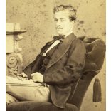 Kozics műterem, Pozsony (Pressburg), Felvidék, elegáns fiatal férfi szivarral, retusált bajusz,  helytörténet, monarchia, 1867, 1860-as évek, Eredeti kabinetfotó. 