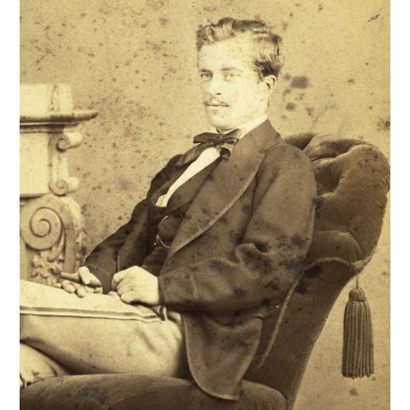Kozics műterem, Pozsony (Pressburg), Felvidék, elegáns fiatal férfi szivarral, retusált bajusz,  helytörténet, monarchia, 1867, 1860-as évek, Eredeti kabinetfotó. 