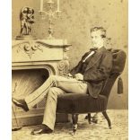 Kozics műterem, Pozsony (Pressburg), Felvidék, elegáns fiatal férfi szivarral, retusált bajusz,  helytörténet, monarchia, 1867, 1860-as évek, Eredeti kabinetfotó. 