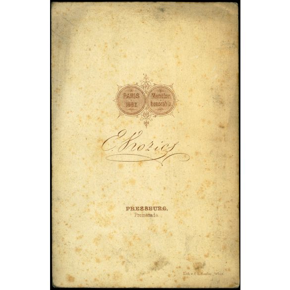 Kozics műterem, Pozsony (Pressburg), Felvidék, elegáns fiatal férfi szivarral, retusált bajusz,  helytörténet, monarchia, 1867, 1860-as évek, Eredeti kabinetfotó. 