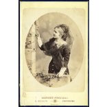 Kozics Ede műterme, Pozsony (Pressburg), Felvidék, Gilebert Etelka portréja, elegáns karcsú nő gyönyörű frizurával, copf, helytörténet, monarchia, 1870-es évek, Eredeti dombornyomott kabinetfotó, felülete sérült, hátulja feliratozott. 