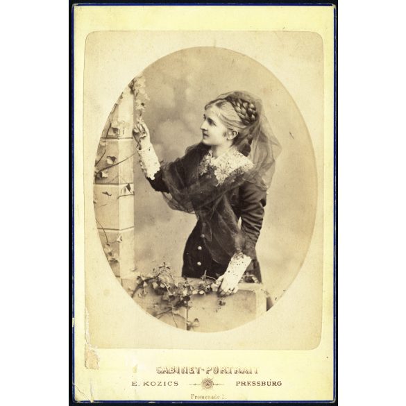 Kozics Ede műterme, Pozsony (Pressburg), Felvidék, Gilebert Etelka portréja, elegáns karcsú nő gyönyörű frizurával, copf, helytörténet, monarchia, 1870-es évek, Eredeti dombornyomott kabinetfotó, felülete sérült, hátulja feliratozott. 