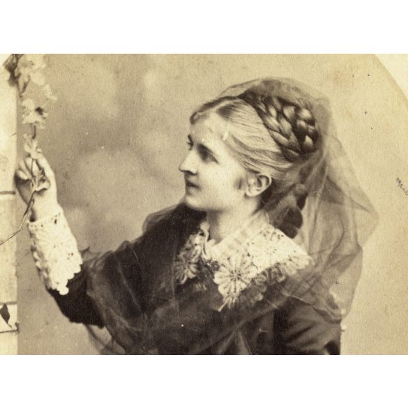 Kozics Ede műterme, Pozsony (Pressburg), Felvidék, Gilebert Etelka portréja, elegáns karcsú nő gyönyörű frizurával, copf, helytörténet, monarchia, 1870-es évek, Eredeti dombornyomott kabinetfotó, felülete sérült, hátulja feliratozott. 