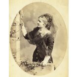 Kozics Ede műterme, Pozsony (Pressburg), Felvidék, Gilebert Etelka portréja, elegáns karcsú nő gyönyörű frizurával, copf, helytörténet, monarchia, 1870-es évek, Eredeti dombornyomott kabinetfotó, felülete sérült, hátulja feliratozott. 