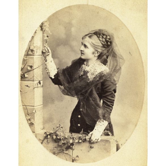 Kozics Ede műterme, Pozsony (Pressburg), Felvidék, Gilebert Etelka portréja, elegáns karcsú nő gyönyörű frizurával, copf, helytörténet, monarchia, 1870-es évek, Eredeti dombornyomott kabinetfotó, felülete sérült, hátulja feliratozott. 