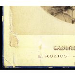 Kozics Ede műterme, Pozsony (Pressburg), Felvidék, Gilebert Etelka portréja, elegáns karcsú nő gyönyörű frizurával, copf, helytörténet, monarchia, 1870-es évek, Eredeti dombornyomott kabinetfotó, felülete sérült, hátulja feliratozott. 
