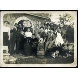 Nagyobb méret, Popp Lipót vegyészmérnök, Fiume, úri társaság a szüreten, hordó, bor, pince, vicces, vendéglátás, 1910, 1910-es évek, monarchia, Eredeti fotó, hátulján feliratozott, pecséttel jelzett papírkép, sarka törött.  