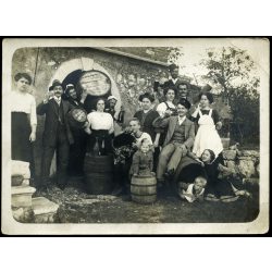   Nagyobb méret, Popp Lipót vegyészmérnök, Fiume, úri társaság a szüreten, hordó, bor, pince, vicces, vendéglátás, 1910, 1910-es évek, monarchia, Eredeti fotó, hátulján feliratozott, pecséttel jelzett papírkép, sarka törött.  