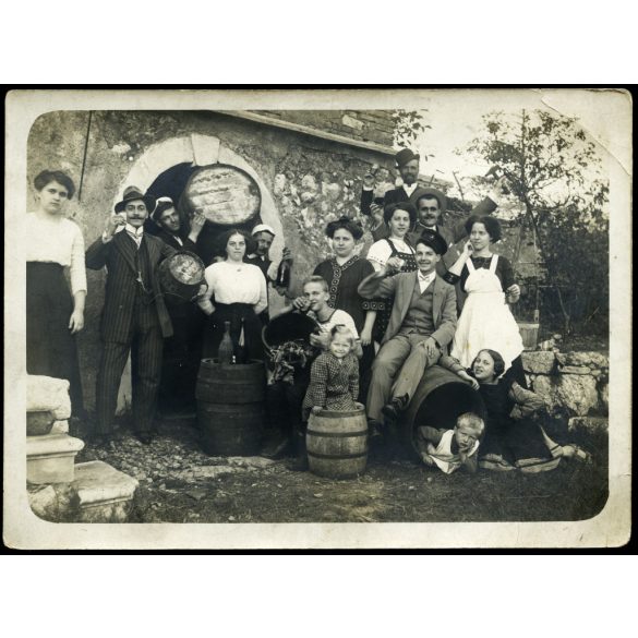Nagyobb méret, Popp Lipót vegyészmérnök, Fiume, úri társaság a szüreten, hordó, bor, pince, vicces, vendéglátás, 1910, 1910-es évek, monarchia, Eredeti fotó, hátulján feliratozott, pecséttel jelzett papírkép, sarka törött.  