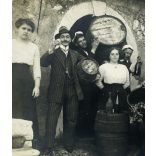 Nagyobb méret, Popp Lipót vegyészmérnök, Fiume, úri társaság a szüreten, hordó, bor, pince, vicces, vendéglátás, 1910, 1910-es évek, monarchia, Eredeti fotó, hátulján feliratozott, pecséttel jelzett papírkép, sarka törött.  