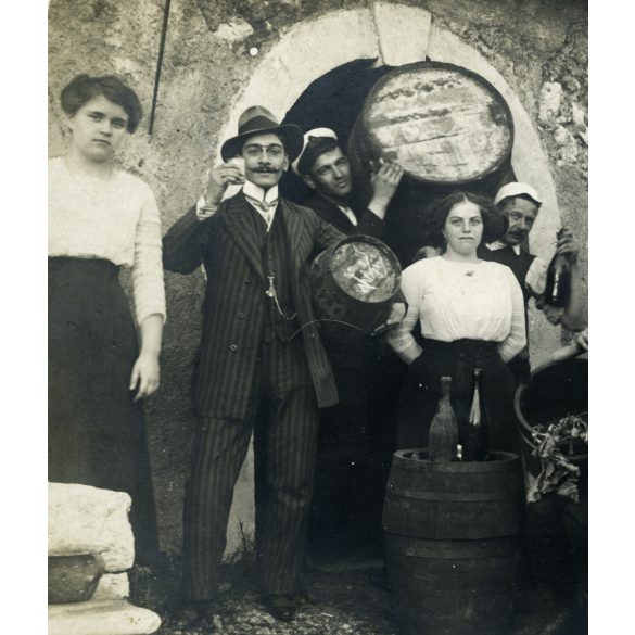 Nagyobb méret, Popp Lipót vegyészmérnök, Fiume, úri társaság a szüreten, hordó, bor, pince, vicces, vendéglátás, 1910, 1910-es évek, monarchia, Eredeti fotó, hátulján feliratozott, pecséttel jelzett papírkép, sarka törött.  