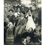 Nagyobb méret, Popp Lipót vegyészmérnök, Fiume, úri társaság a szüreten, hordó, bor, pince, vicces, vendéglátás, 1910, 1910-es évek, monarchia, Eredeti fotó, hátulján feliratozott, pecséttel jelzett papírkép, sarka törött.  