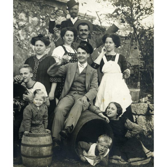 Nagyobb méret, Popp Lipót vegyészmérnök, Fiume, úri társaság a szüreten, hordó, bor, pince, vicces, vendéglátás, 1910, 1910-es évek, monarchia, Eredeti fotó, hátulján feliratozott, pecséttel jelzett papírkép, sarka törött.  