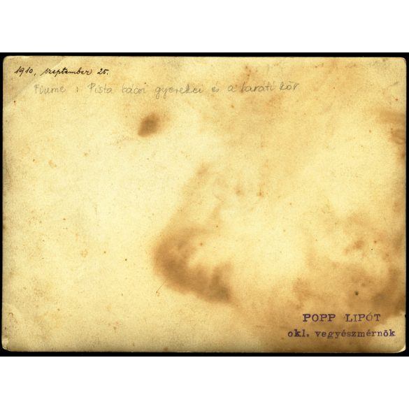 Nagyobb méret, Popp Lipót vegyészmérnök, Fiume, úri társaság a szüreten, hordó, bor, pince, vicces, vendéglátás, 1910, 1910-es évek, monarchia, Eredeti fotó, hátulján feliratozott, pecséttel jelzett papírkép, sarka törött.  