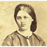 Simonyi műterem, Pest, Perczel Irma, Perczel Mór honvéd tábornok legidősebb lánya, gyönyörű frizura, copf, 1860-as évek, Eredeti CDV, korai vizitkártya fotó.  