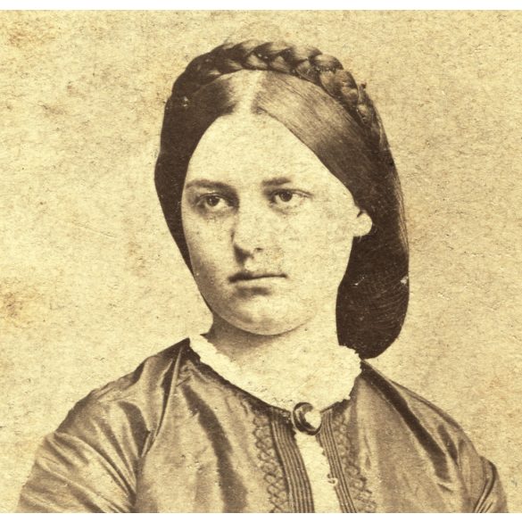 Simonyi műterem, Pest, Perczel Irma, Perczel Mór honvéd tábornok legidősebb lánya, gyönyörű frizura, copf, 1860-as évek, Eredeti CDV, korai vizitkártya fotó.  