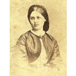 Simonyi műterem, Pest, Perczel Irma, Perczel Mór honvéd tábornok legidősebb lánya, gyönyörű frizura, copf, 1860-as évek, Eredeti CDV, korai vizitkártya fotó.  