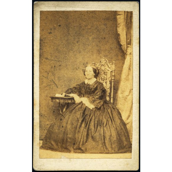 Kozics Ede műterme, Pozsony (Pressburg), Felvidék, Fackh Borbála bárónő gyönyörű ruhában, főnemes, ismert, elegáns nő,  1860-as évek, Eredeti CDV, korai vizitkártya fotó, hátulján feliratozott. 