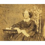 Kozics Ede műterme, Pozsony (Pressburg), Felvidék, Fackh Borbála bárónő gyönyörű ruhában, főnemes, ismert, elegáns nő,  1860-as évek, Eredeti CDV, korai vizitkártya fotó, hátulján feliratozott. 