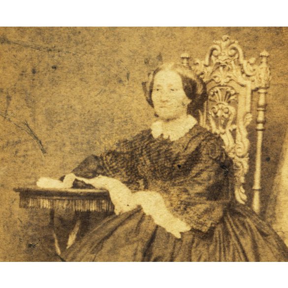 Kozics Ede műterme, Pozsony (Pressburg), Felvidék, Fackh Borbála bárónő gyönyörű ruhában, főnemes, ismert, elegáns nő,  1860-as évek, Eredeti CDV, korai vizitkártya fotó, hátulján feliratozott. 