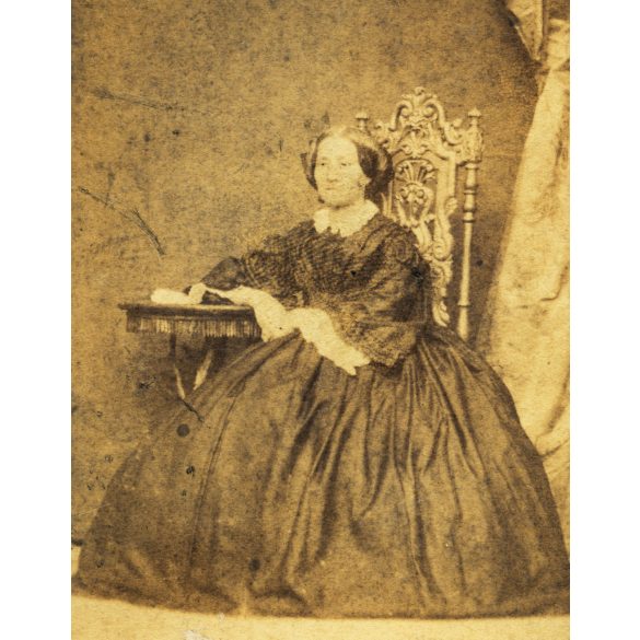 Kozics Ede műterme, Pozsony (Pressburg), Felvidék, Fackh Borbála bárónő gyönyörű ruhában, főnemes, ismert, elegáns nő,  1860-as évek, Eredeti CDV, korai vizitkártya fotó, hátulján feliratozott. 
