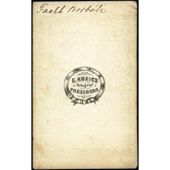 Kozics Ede műterme, Pozsony (Pressburg), Felvidék, Fackh Borbála bárónő gyönyörű ruhában, főnemes, ismert, elegáns nő,  1860-as évek, Eredeti CDV, korai vizitkártya fotó, hátulján feliratozott. 