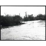 Tiszai árvíz, Győrtelek, Zil teherautó, autó, jármű, közlekedés, Szabolcs-Szatmár-Bereg megye, helytörténet, 1970, 1970-es évek, szocializmus, Eredeti fotó, hátulján feliratozott papírkép.  