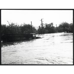   Tiszai árvíz, Győrtelek, Zil teherautó, autó, jármű, közlekedés, Szabolcs-Szatmár-Bereg megye, helytörténet, 1970, 1970-es évek, szocializmus, Eredeti fotó, hátulján feliratozott papírkép.  