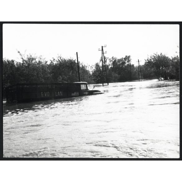 Tiszai árvíz, Győrtelek, Zil teherautó, autó, jármű, közlekedés, Szabolcs-Szatmár-Bereg megye, helytörténet, 1970, 1970-es évek, szocializmus, Eredeti fotó, hátulján feliratozott papírkép.  