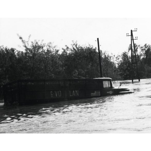 Tiszai árvíz, Győrtelek, Zil teherautó, autó, jármű, közlekedés, Szabolcs-Szatmár-Bereg megye, helytörténet, 1970, 1970-es évek, szocializmus, Eredeti fotó, hátulján feliratozott papírkép.  