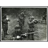 Magyar katonák lőgyakorlaton, ismétlőpuska, egyenruha, fegyver, 2. világháború, 1940-es évek, Horthy-korszak, Eredeti fotó, papírkép.  