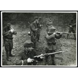   Magyar katonák lőgyakorlaton, ismétlőpuska, egyenruha, fegyver, 2. világháború, 1940-es évek, Horthy-korszak, Eredeti fotó, papírkép.  