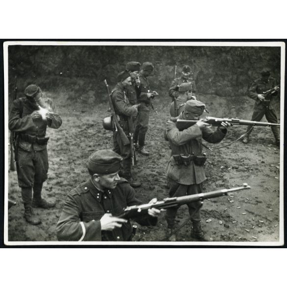 Magyar katonák lőgyakorlaton, ismétlőpuska, egyenruha, fegyver, 2. világháború, 1940-es évek, Horthy-korszak, Eredeti fotó, papírkép.  