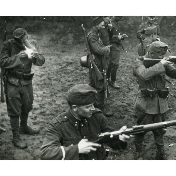 Magyar katonák lőgyakorlaton, ismétlőpuska, egyenruha, fegyver, 2. világháború, 1940-es évek, Horthy-korszak, Eredeti fotó, papírkép.  