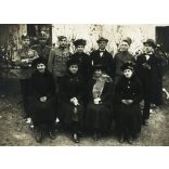 Magyar katonák őszirózsa sapkajelvénnyel, elegáns férfiak és nők, cigaretta, egyenruha, 1. világháború, 1910-es évek, monarchia, Eredeti fotó, papírkép.  