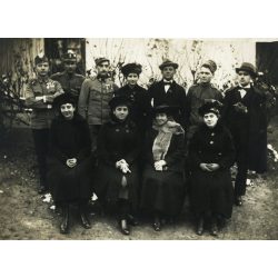   Magyar katonák őszirózsa sapkajelvénnyel, elegáns férfiak és nők, cigaretta, egyenruha, 1. világháború, 1910-es évek, monarchia, Eredeti fotó, papírkép.  