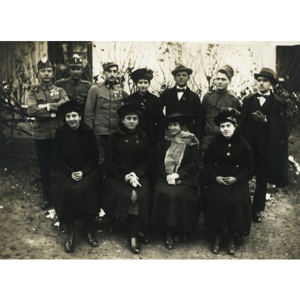 Magyar katonák őszirózsa sapkajelvénnyel, elegáns férfiak és nők, cigaretta, egyenruha, 1. világháború, 1910-es évek, monarchia, Eredeti fotó, papírkép.  